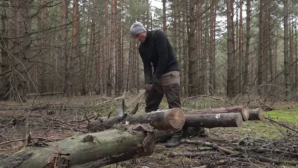 第2集：有点社恐的小伙，独自在野外搭建出舒适的小屋