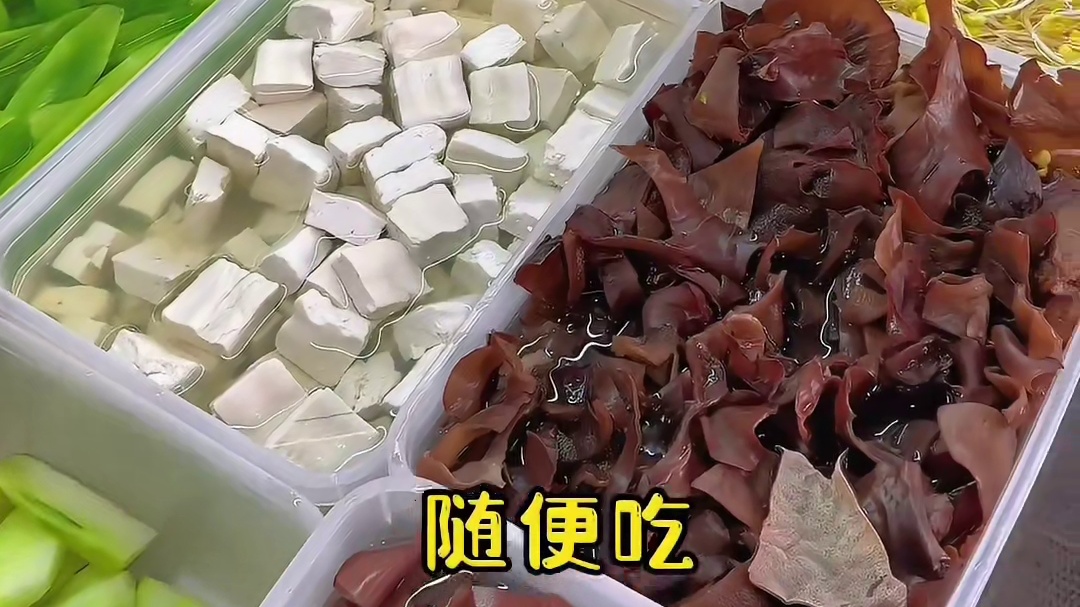 这是一个集中了众多芒市美食的小吃街