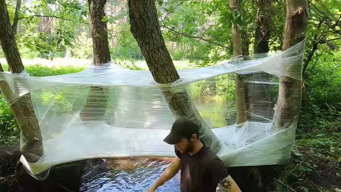 《保鲜膜庇护所》他独自来到荒野搭建庇护所并度过三天三夜 (2)
