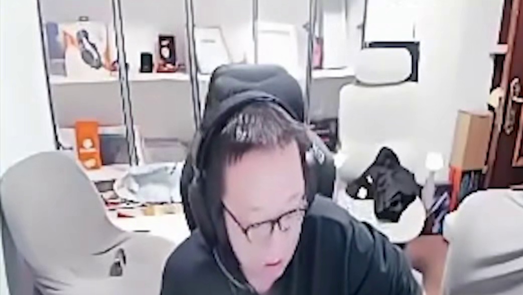 蛇哥说光头哥队友不太行，如果有机会的话喊他来玩积分赛