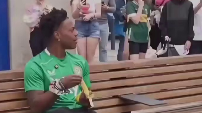 《坐着要给钱》