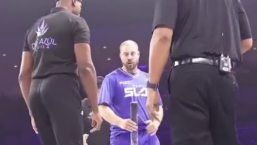 颤颤巍巍的抗住了这凶狠的一巴掌！转眼就全力打翻对手！