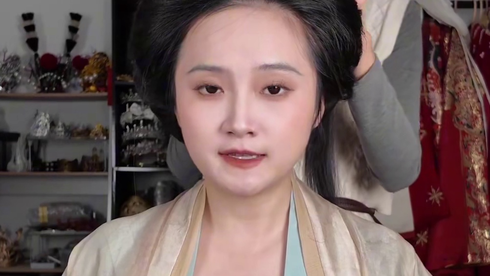 《千里江山图》卷文物仿妆“江山如此多娇”！ 第一次拍文物仿妆，我选择了《千里江山图》卷，因为举世无双的震撼，因为作者年少的胆量，因为这也是我第一次从一个文物中感受到灵魂共振！ 今天搭配的饰品-周大生福韵国宝系列·青山暮雪，也是以《千里江山图》卷为灵感，把山河的气韵融入日常穿搭，把高不可攀的国宝变成触手可及的福韵希望看到这个视频的每一个你，都能在如山峦般起伏的人生里，活出自己别样的色彩！