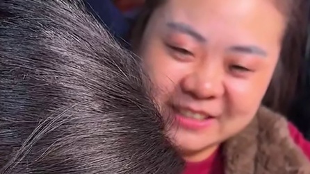 美女专程来挑战5两泡椒米线，嗦得太香了吧#小面调料 #重庆小面 #美食