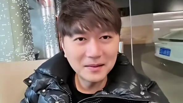 阿英粘牙哦，出来玩不能有占有欲哦！哈哈哈哈哈#小小小酷哥 #组织1995 #小尾巴 #雷英华 #名场