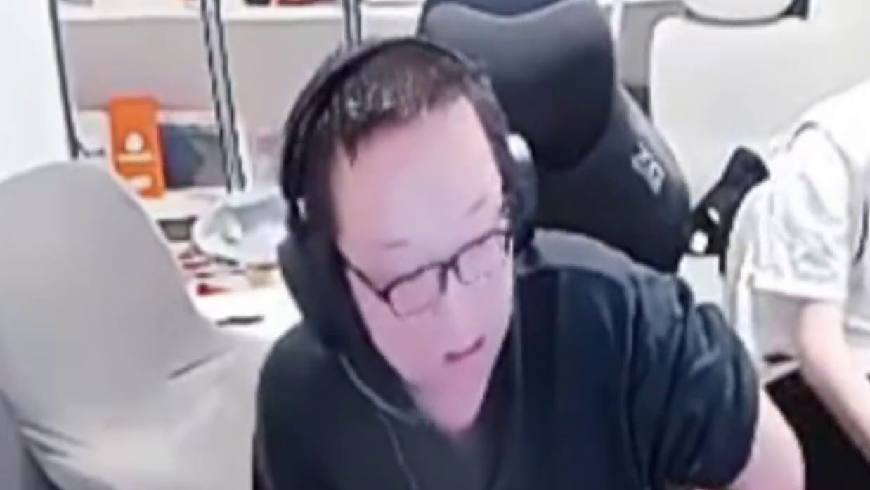 神人队伍说是，A空打B，B空打A 道具也不会迷的抗不了 毛青直言别来了，无法向观众解释这些操作