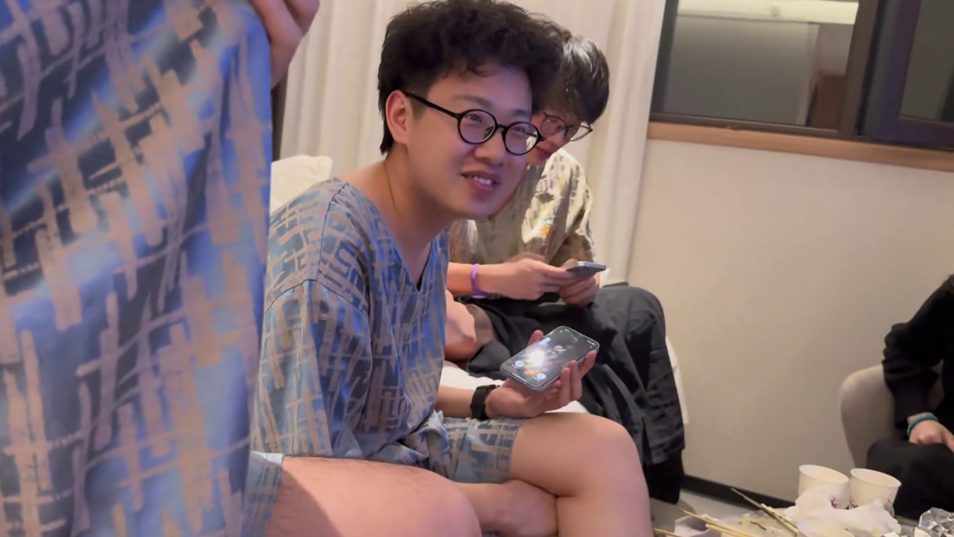 室友趁性情说真心话！以“家属”身份邀请悦悦来参加震宇婚礼 #青春 #大学室友 #友谊