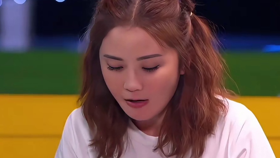 阿sa：这个虾应该这么吃! 阿娇：怎么吃 谢霆锋：她在讲什么啊