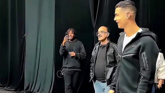 “追星也要有策略，关公面前耍大刀！”#足球