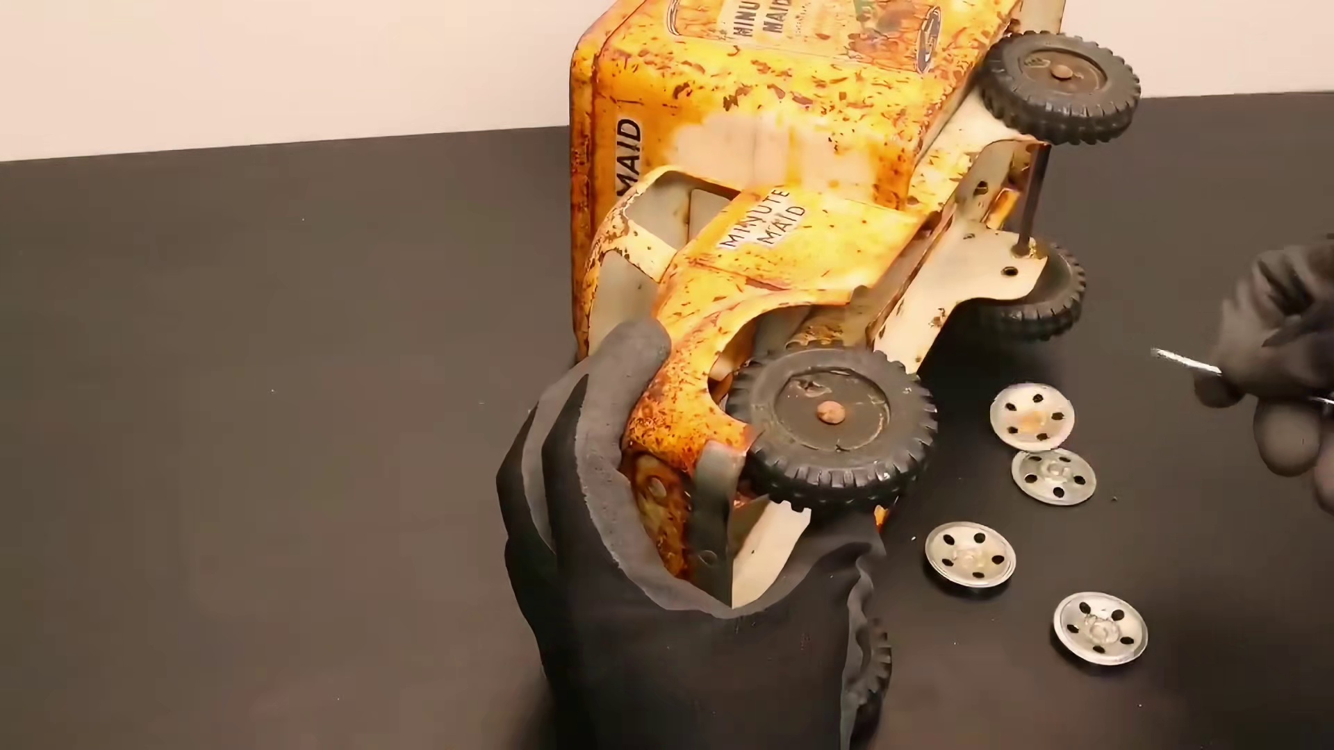 给锈了半个世纪的铁皮‘洗澡’是种什么体验？喷砂除锈的瞬间，舒适感直接拉满！