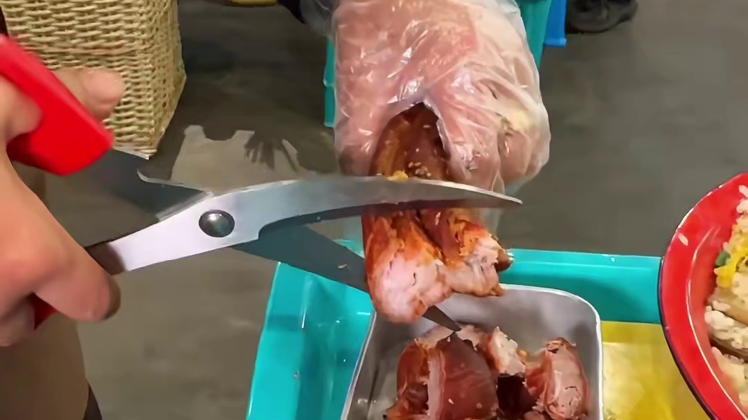 在火锅厂里，嘴馋的人们什么都不要了！