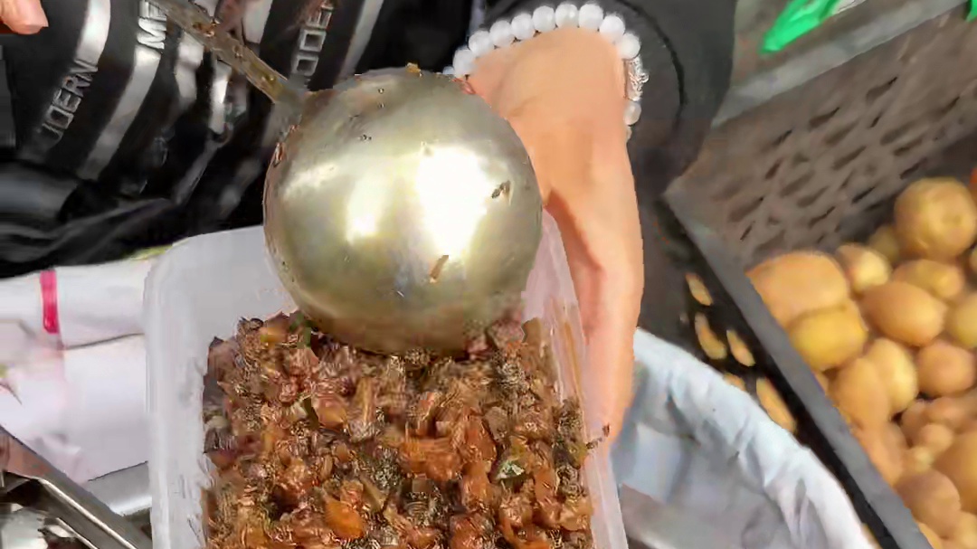 重庆路边偶遇背篼烧白！！大家知道这个和梅菜扣肉有啥区别吗？