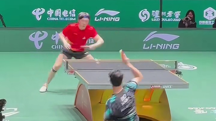 面对韩国队，王楚钦技能全开！现场尖叫声不断！打出好球后队友都起立为他鼓掌！