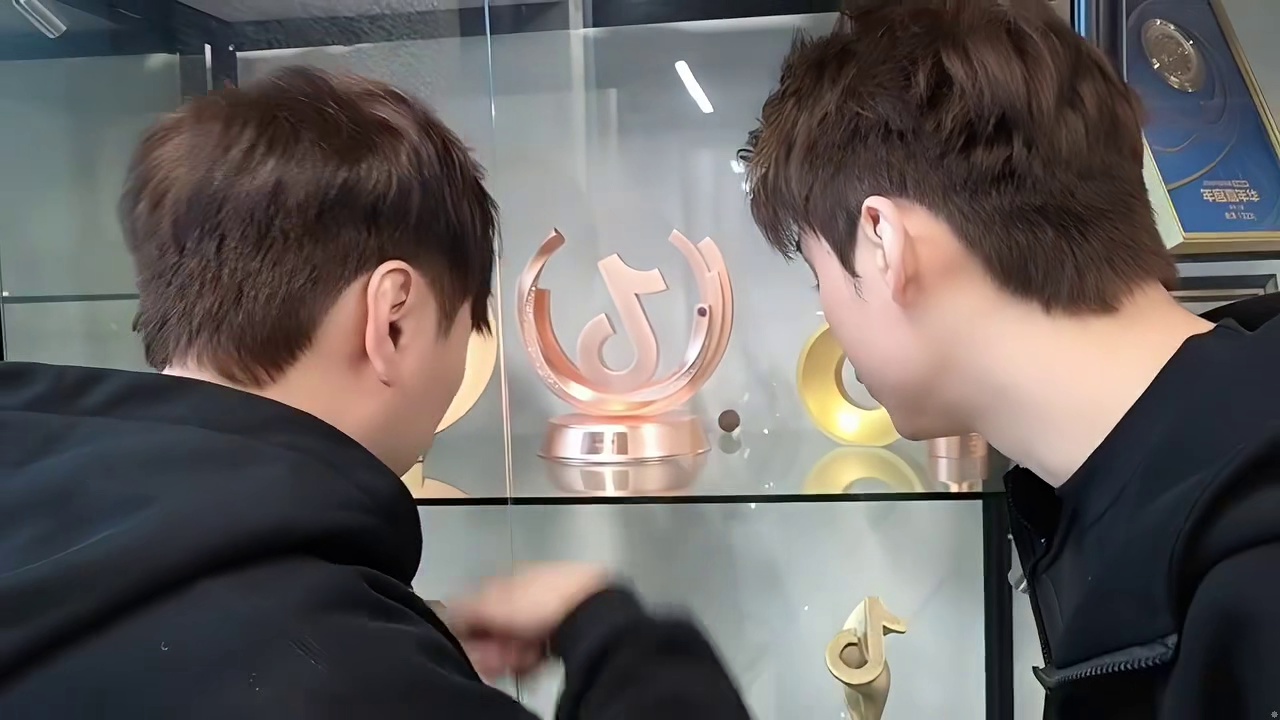 小酷直呼卧槽这全是奖杯！