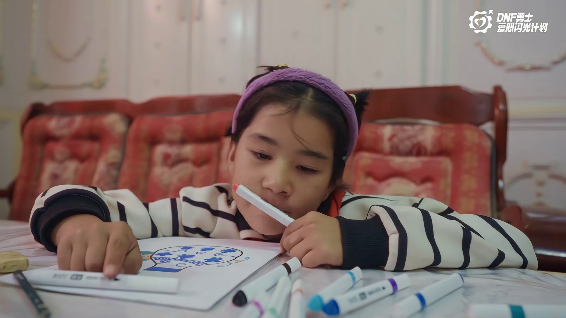 肩负着传递爱心这一使命，六位勇士站了出来，带着任务前往新疆阿克苏。
在《玛纳斯》英雄史诗的歌声中，从