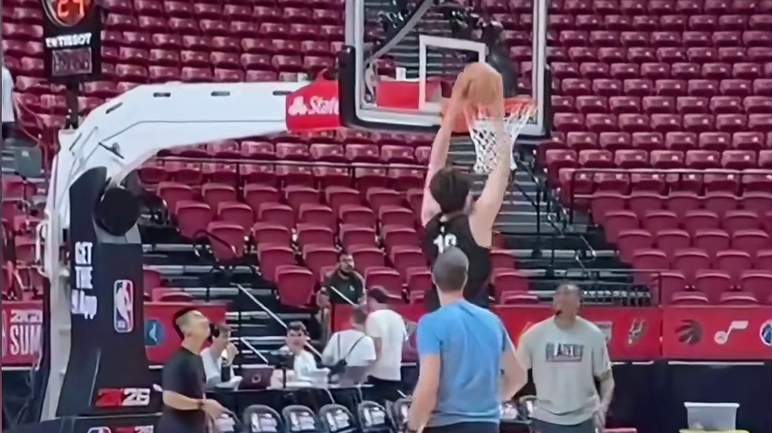 表现优秀，却还是只打5分钟！杨瀚森与斯普利特，究竟谁有问题？