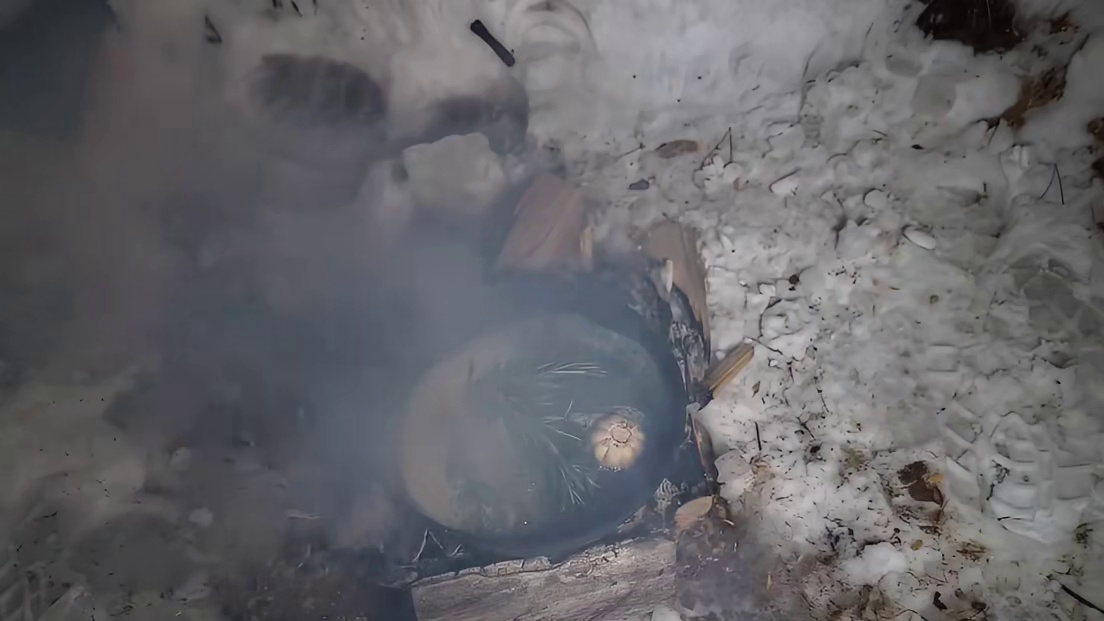 男人在零下30°的雪地小木屋待上一晚，享受着建造的成就感。