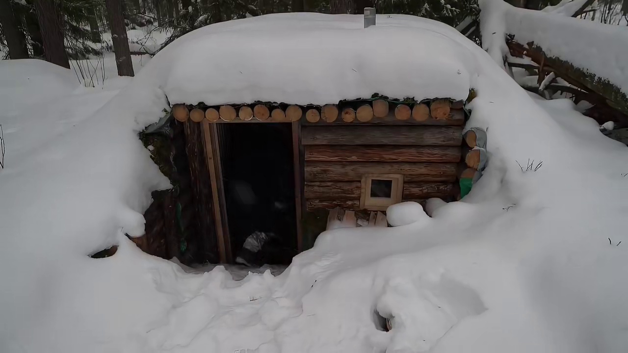 暴雪天躲避在庇护所内露营一天一夜。