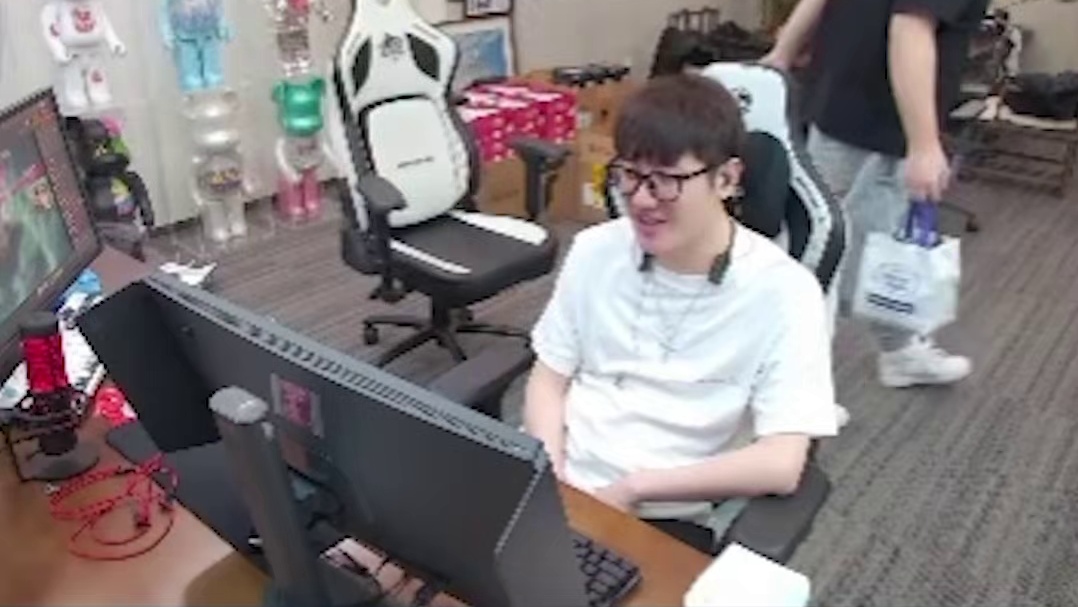 白老板看魔王宣传片，随后介绍起各个赛区的领军人物