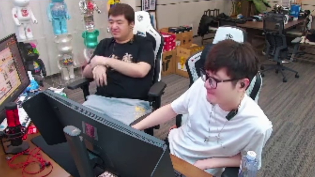 白鲨看CFS官方纪录片，联盟众人高度评价doo很努力，doo表示自己的偶像从电视变成队友很光荣，表示后续要为AG拿更多的冠军