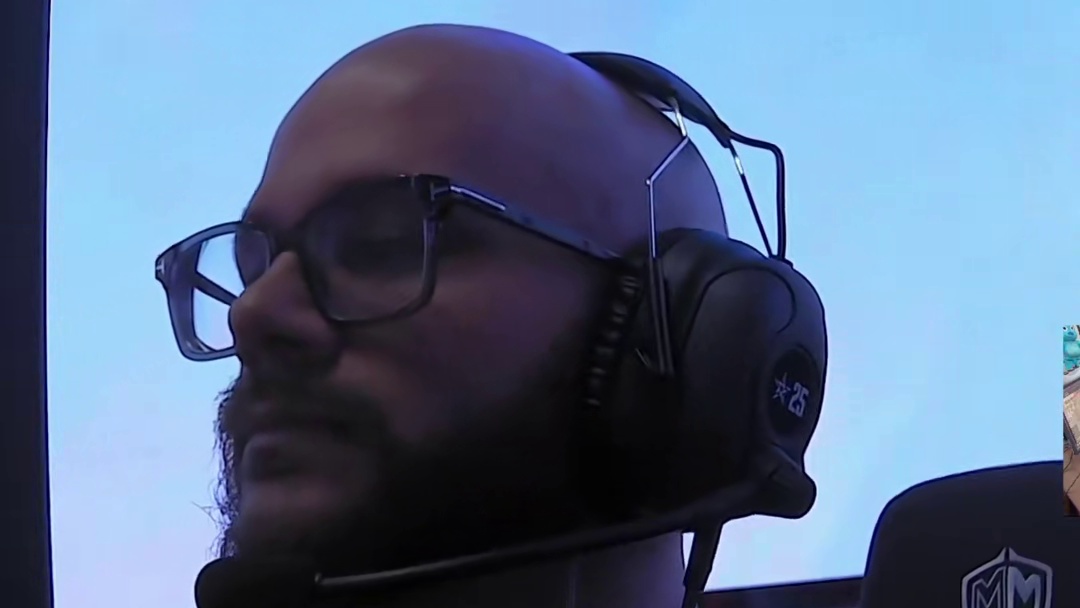 白鲨给到了光头哥足够的尊重 不跟他正面拼抢，不过一有机会光头哥真的还是准啊。#王炸念旧对决光头枪神