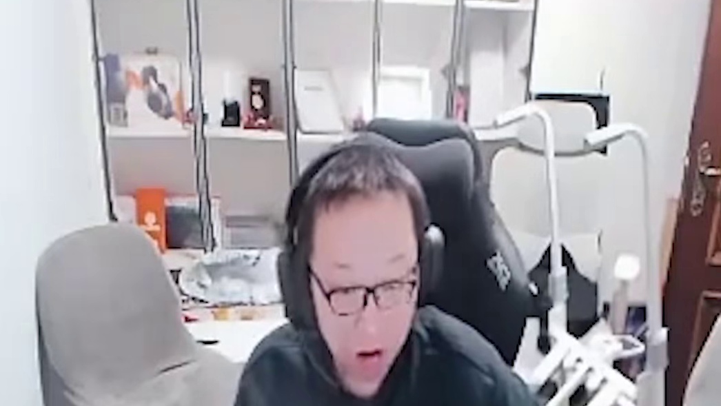 兄弟们我怀疑这光头开了，A大站着不动乱秒白鲨双突