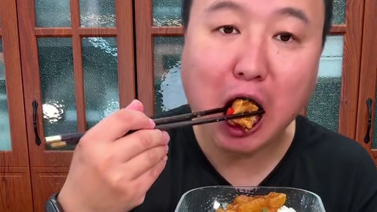 简单兑付一口，来个牛蹄筋，肉沫豆泡，家常豆腐。 