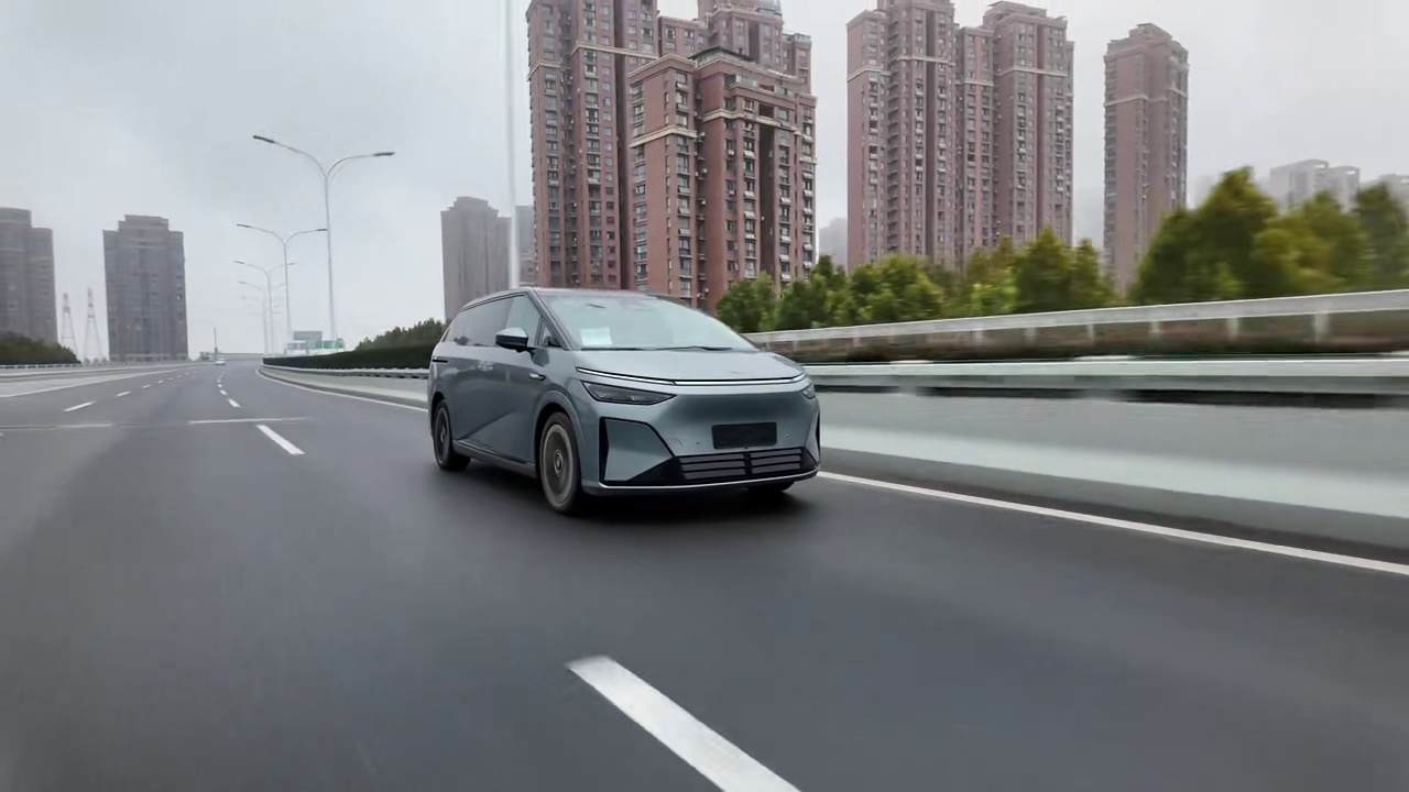 可以加油的小鹏能行吗？ 如今的汽车能源形势之广、使用体验之异、用户选择之丰富，都是前些年看不到的景象