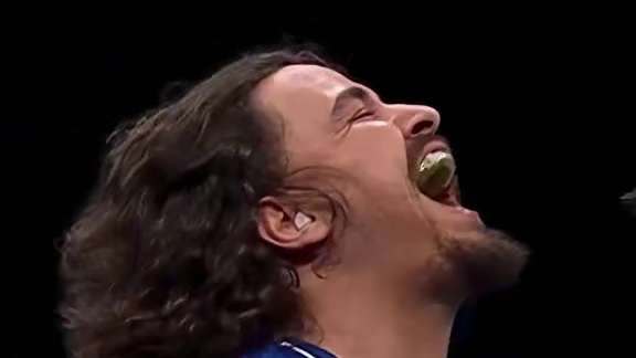 硬抗一巴掌还哈哈大笑，紧接着一招就把对手打趴！