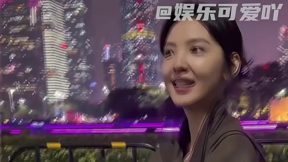 博主偶遇章若楠，因为不认识把对方当素人！