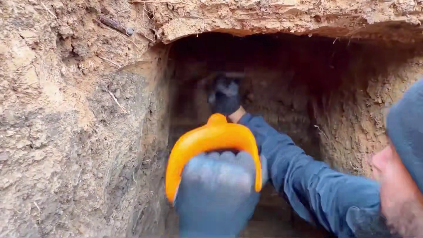 一个普通的小山坡，在这个男人的改造下竟然成了合适居住的家！ #野外建造 #荒野建造 #解压助眠