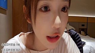 集夢(mèng)雅婷露溝警告驚呆！直播抽電子煙翻車現(xiàn)場(chǎng)引爭(zhēng)議