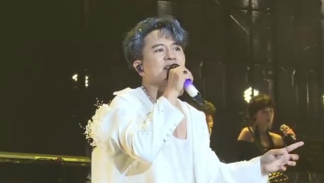 荧光海亮起的瞬间，所有关于青春的回忆被唤醒，欢子《我的青春有你》，把青春唱给在场的每一个人！#欢子演