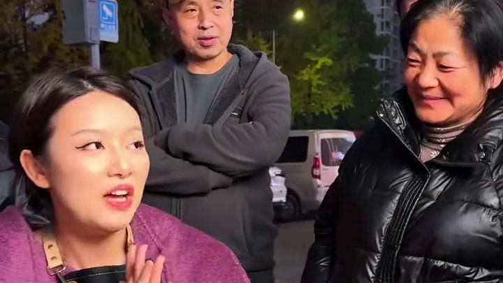 美女重庆街头挑战5两泡椒米线