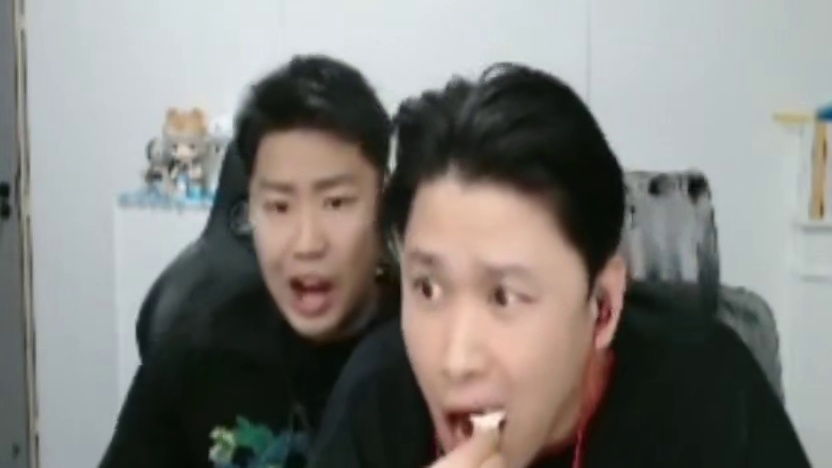 各大职业选手们看，Famous开挂般的枪法全员吓傻了，纷纷表示要检查鼠标！光头太恐怖了！#王炸念旧对