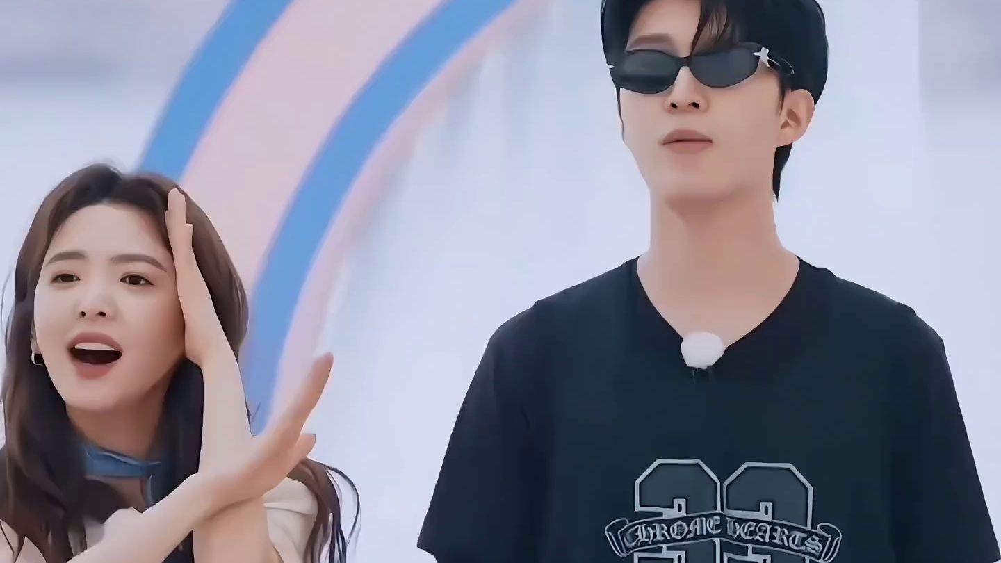 范丞丞说章若楠怎么不穿裙子，章若楠举手告状。 全民挑战