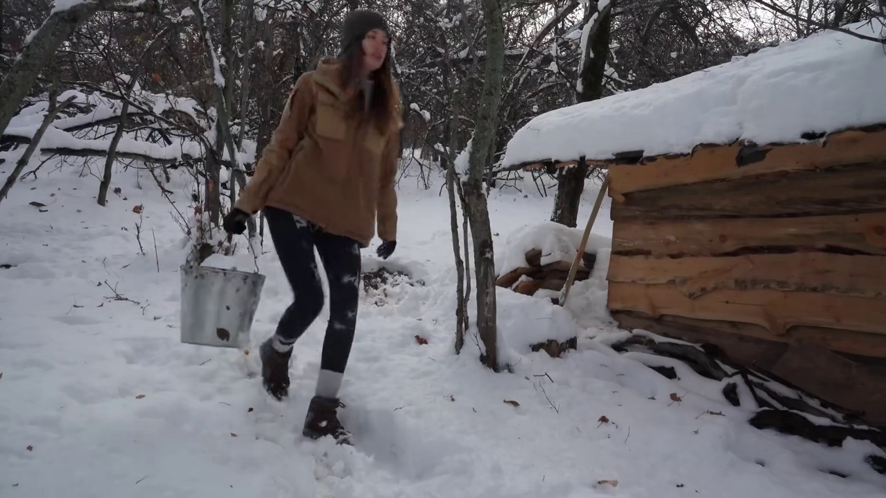 屋外天寒地冻，屋内暖意融融，打理烟囱装百叶窗，还炖了喷香的肉 #野外生存 #野外露营 #冬季雪中露营