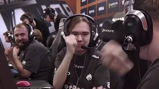 大超老師寵溺的看著donk小可愛(ài)#csgo馬西西 #csgo