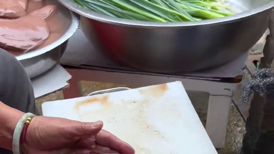 开在深巷中四十年的猪脏粉！十五一份～粉滑溜溜的！加了豆瓣酱和大蒜醋好好吃！