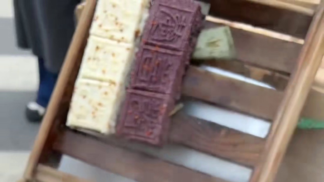 来人，给桂花糕下一份悬赏令。