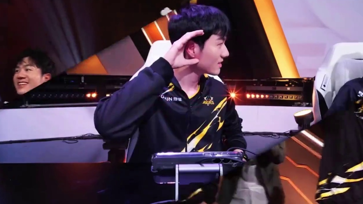 “打比赛就是来拿冠军的！”这一次热血故事的主角是双狼 #梦想的光芒照得脸发烫 #2025S联赛秋季赛