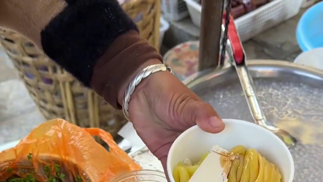 大理集市里的豌豆粉 也是刮出来的 酸辣口感