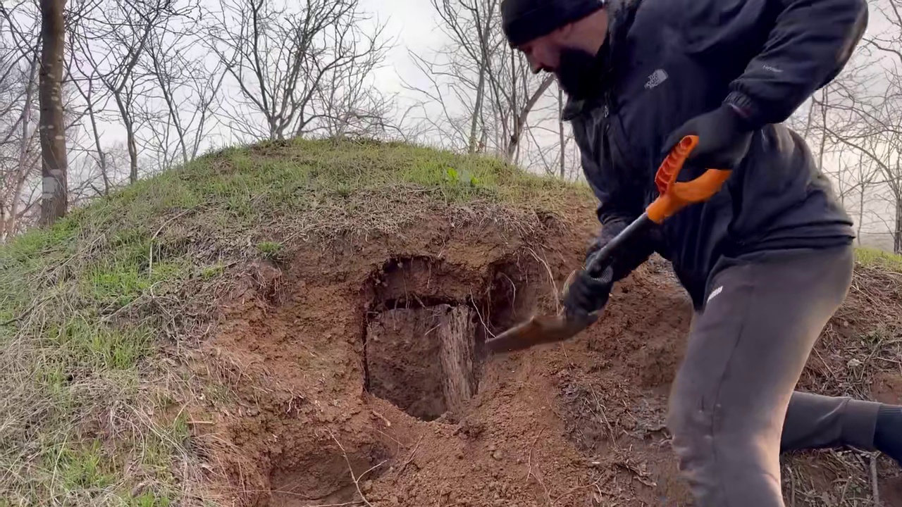 第1集：荒无人烟的野外，男人给自己搭建出舒适的小屋