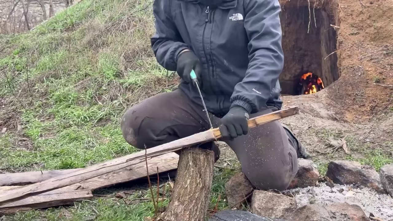 第2集：荒无人烟的野外，男人给自己搭建出舒适的小屋