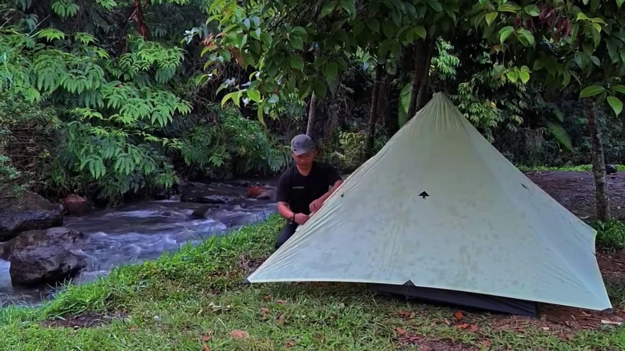 威力巨大的暴雨⛈️极端暴雨天气和猛烈雷鸣令人胆寒的暴雨和风暴 #雨中露营 #户外帐篷露营 #启发搜索