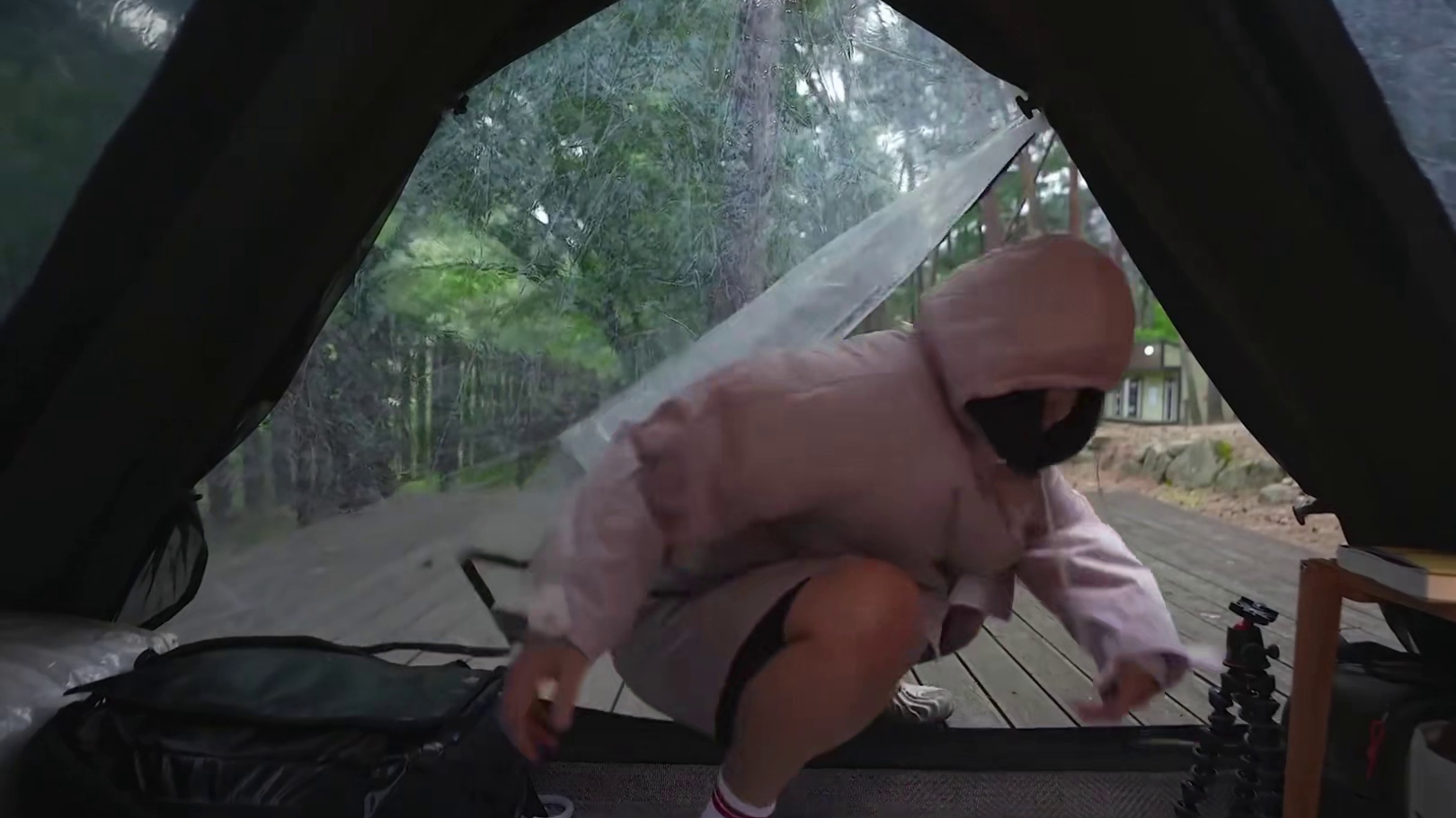 第1集：女孩独自到野外森林中露营，遭遇暴风雨，带狗子搭建帐篷过夜