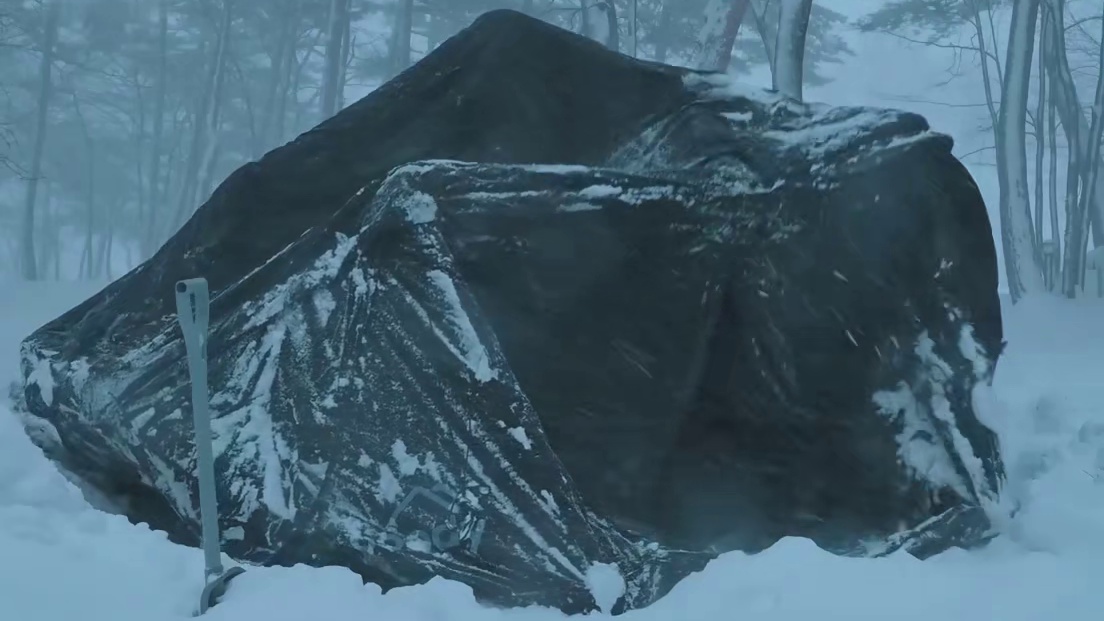 睡前刷上一集解压助眠的暴雪天露营，美美进入梦乡 (1)