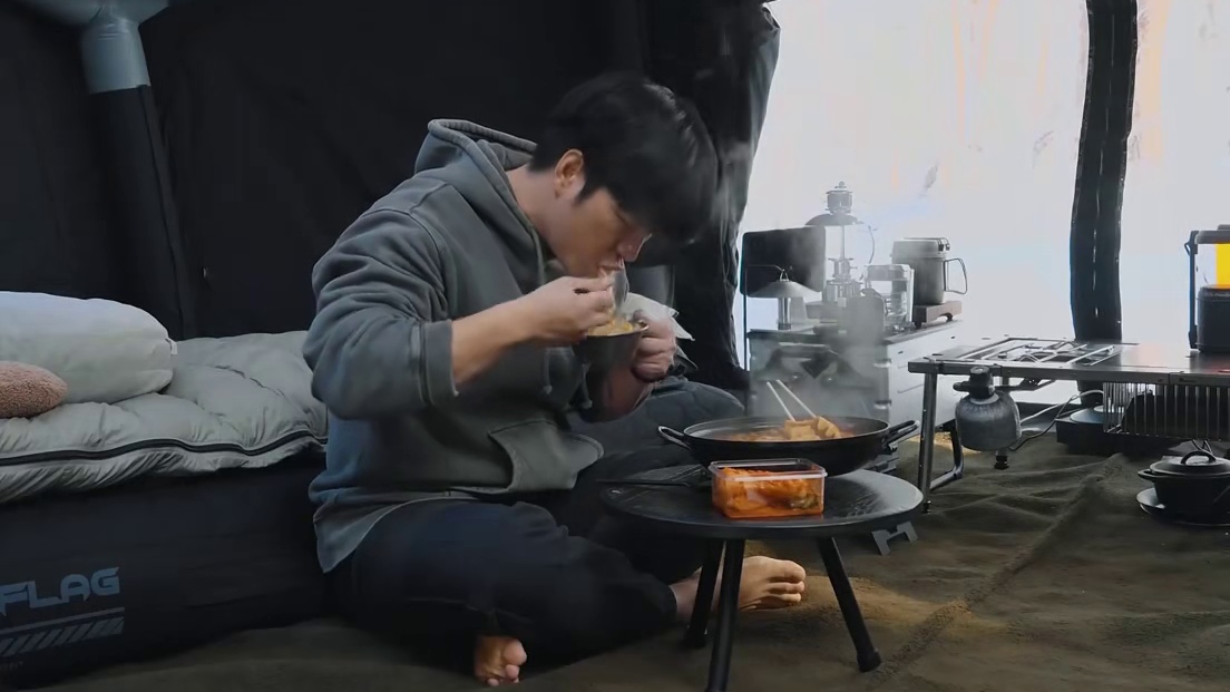 睡前刷上一集解压助眠的暴雪天露营，美美进入梦乡 (3)