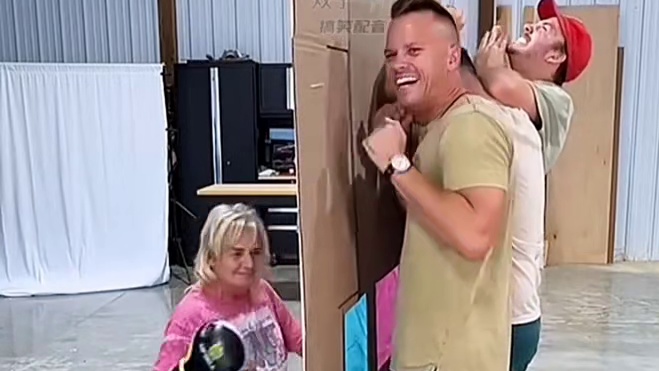 猜盲盒挑战重拳出击，下一秒就没有那么幸运了！