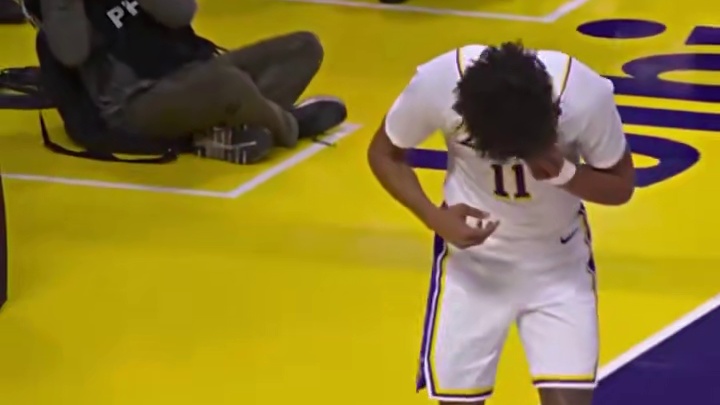 裁判漏判就这样搞，你小子还挺拽